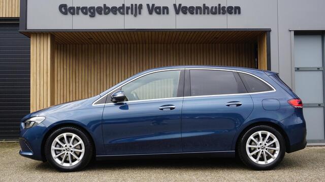 Mercedes-Benz B-KLASSE 220 190PK Launch Edition Premium Widescreen LED Burmester Trekhaak H-Leder 17inch LM A-Camera *NL auto*