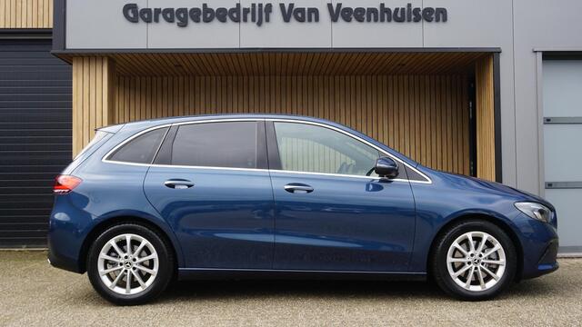 Mercedes-Benz B-KLASSE 220 190PK Launch Edition Premium Widescreen LED Burmester Trekhaak H-Leder 17inch LM A-Camera *NL auto*