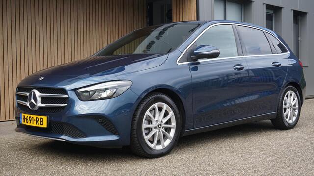 Mercedes-Benz B-KLASSE 220 190PK Launch Edition Premium Widescreen LED Burmester Trekhaak H-Leder 17inch LM A-Camera *NL auto*