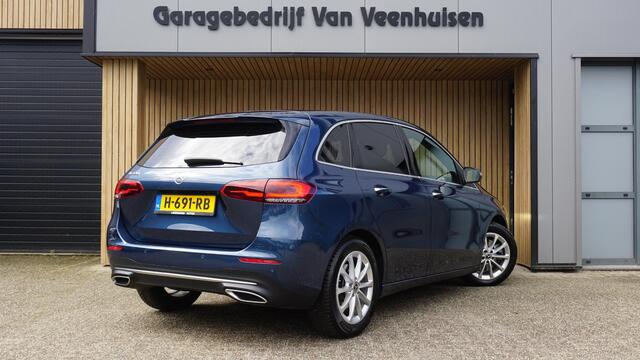 Mercedes-Benz B-KLASSE 220 190PK Launch Edition Premium Widescreen LED Burmester Trekhaak H-Leder 17inch LM A-Camera *NL auto*