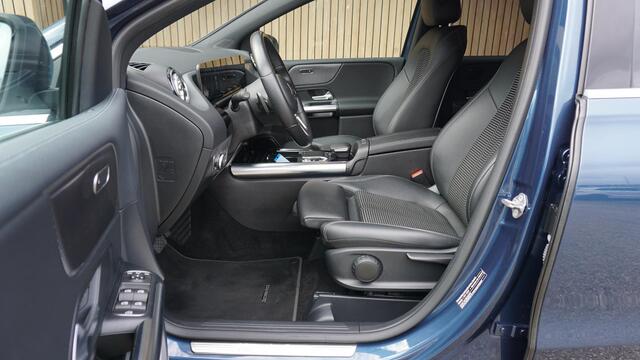 Mercedes-Benz B-KLASSE 220 190PK Launch Edition Premium Widescreen LED Burmester Trekhaak H-Leder 17inch LM A-Camera *NL auto*