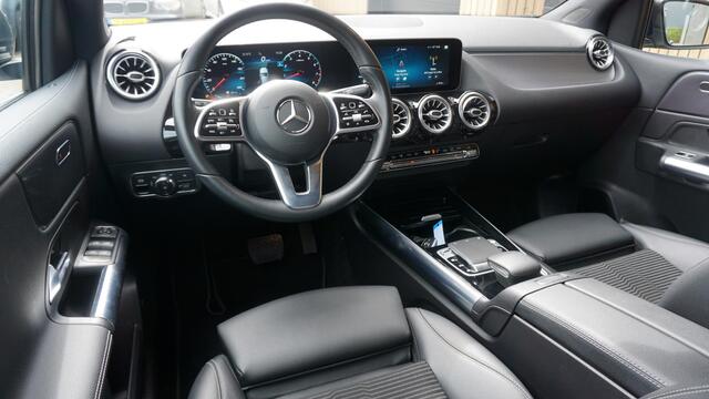 Mercedes-Benz B-KLASSE 220 190PK Launch Edition Premium Widescreen LED Burmester Trekhaak H-Leder 17inch LM A-Camera *NL auto*
