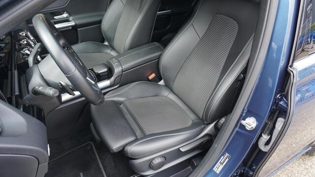 Mercedes-Benz B-KLASSE 220 190PK Launch Edition Premium Widescreen LED Burmester Trekhaak H-Leder 17inch LM A-Camera *NL auto*