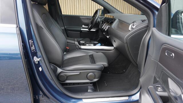 Mercedes-Benz B-KLASSE 220 190PK Launch Edition Premium Widescreen LED Burmester Trekhaak H-Leder 17inch LM A-Camera *NL auto*