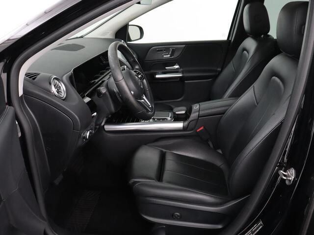 Mercedes-Benz B-KLASSE 180 Business Solution Luxury | Panoramadak | Leder | Stoelverwarming | Trekhaak | Memory | Keyless | Matrix LED | Sfeerverlichting | Navigatie | Widescreen