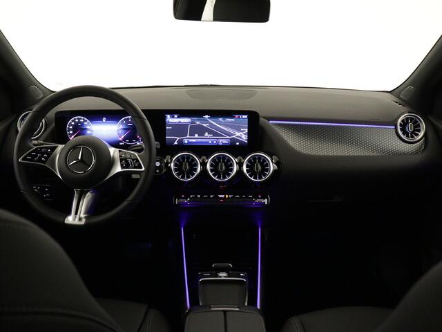 Mercedes-Benz B-KLASSE 180 Star Edition | Trekhaak | Dodehoekassistent | USB-pakket plus | Parkeerpakket met achteruitrijcamera | Sfeerverlichting | Keyless-Go comfortpakket | Verwarmde stoelen vooraan |