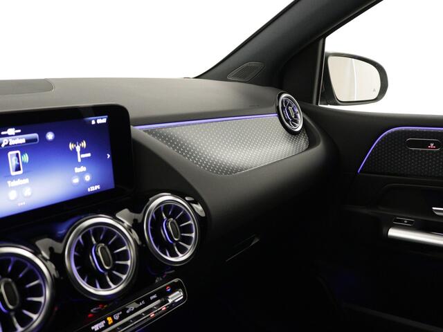 Mercedes-Benz B-KLASSE 180 Star Edition | Trekhaak | Dodehoekassistent | USB-pakket plus | Parkeerpakket met achteruitrijcamera | Sfeerverlichting | Keyless-Go comfortpakket | Verwarmde stoelen vooraan |