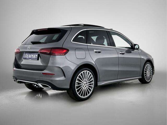 Mercedes-Benz B-KLASSE 250 e Business Solution AMG | Premium Plus pakket | Trekhaak | Warmtewerend, donkergetint glas | Winter pakket | Head-up display | Sierelementen in openporig lindehout zwart | 19 inch multispaaks velgen |
