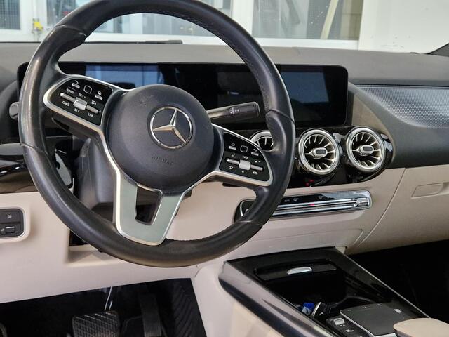 Mercedes-Benz B-KLASSE 200 Business Solution Luxury | ELEKTRISCHE TREKHAAK | PANORAMADAK | ELEKTRISCHE KOFFERKLEP | NAVIGATIE |