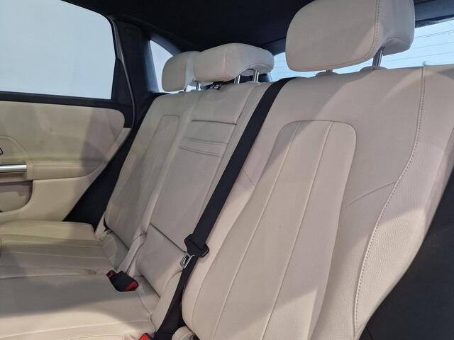 Mercedes-Benz B-KLASSE 200 Business Solution Luxury | ELEKTRISCHE TREKHAAK | PANORAMADAK | ELEKTRISCHE KOFFERKLEP | NAVIGATIE |