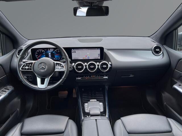 Mercedes-Benz B-KLASSE B200 Business Solution Automaat / LED / Navigatie / Lichtmetaal
