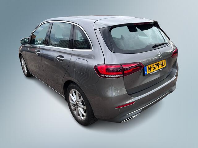 Mercedes-Benz B-KLASSE B200 Business Solution Automaat / LED / Navigatie / Lichtmetaal
