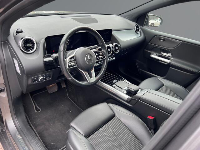 Mercedes-Benz B-KLASSE B200 Business Solution Automaat / LED / Navigatie / Lichtmetaal