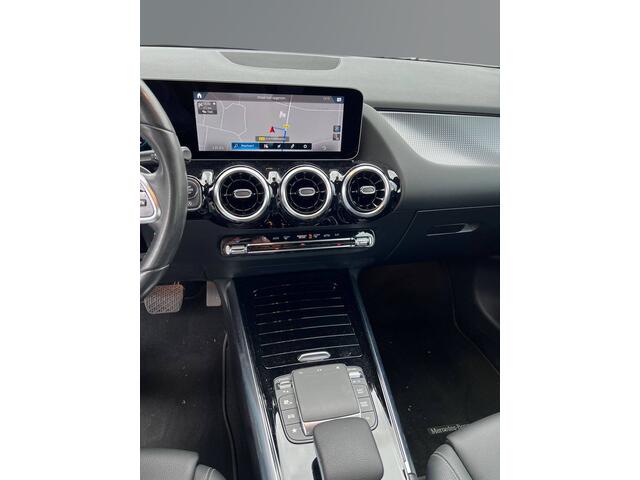 Mercedes-Benz B-KLASSE B200 Business Solution Automaat / LED / Navigatie / Lichtmetaal