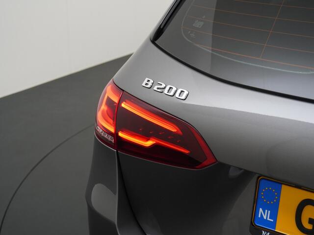 Mercedes-Benz B-KLASSE 200 Business Solution AMG Leder | Elektrische Kofferbak | Ambilight Sfeerverlichting | Rijklaar geleverd met 12 maanden BOVAG-garantie