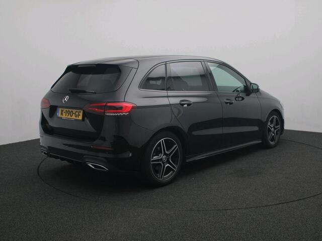 Mercedes-Benz B-KLASSE 160 AMG Handgeschakeld AMG Line | Night Pakket | Spiegel Pakket | Easy-Pack Achterklep | Achteruitrijcamera. Inclusief 24 maanden Mercedes-Benz Certified garantie voor Europa.