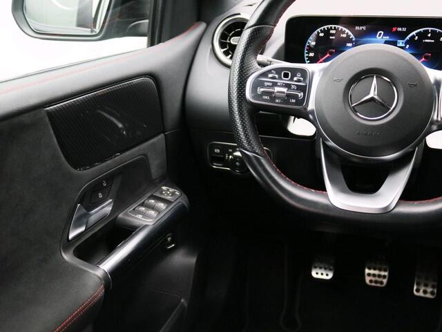 Mercedes-Benz B-KLASSE 160 AMG Handgeschakeld AMG Line | Night Pakket | Spiegel Pakket | Easy-Pack Achterklep | Achteruitrijcamera. Inclusief 24 maanden Mercedes-Benz Certified garantie voor Europa.