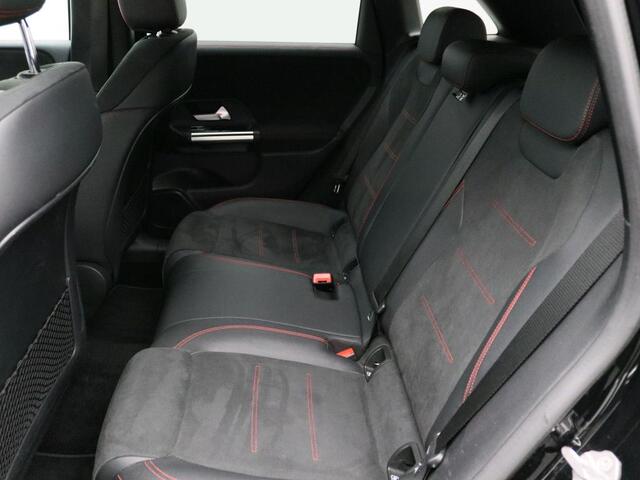Mercedes-Benz B-KLASSE 160 AMG Handgeschakeld AMG Line | Night Pakket | Spiegel Pakket | Easy-Pack Achterklep | Achteruitrijcamera. Inclusief 24 maanden Mercedes-Benz Certified garantie voor Europa.