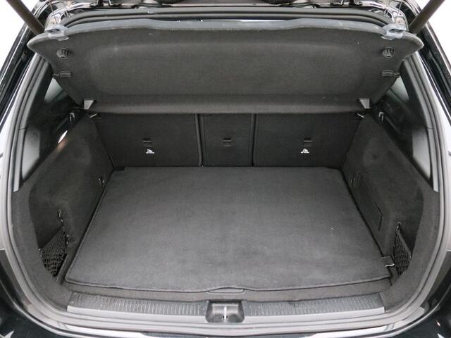 Mercedes-Benz B-KLASSE 160 AMG Handgeschakeld AMG Line | Night Pakket | Spiegel Pakket | Easy-Pack Achterklep | Achteruitrijcamera. Inclusief 24 maanden Mercedes-Benz Certified garantie voor Europa.