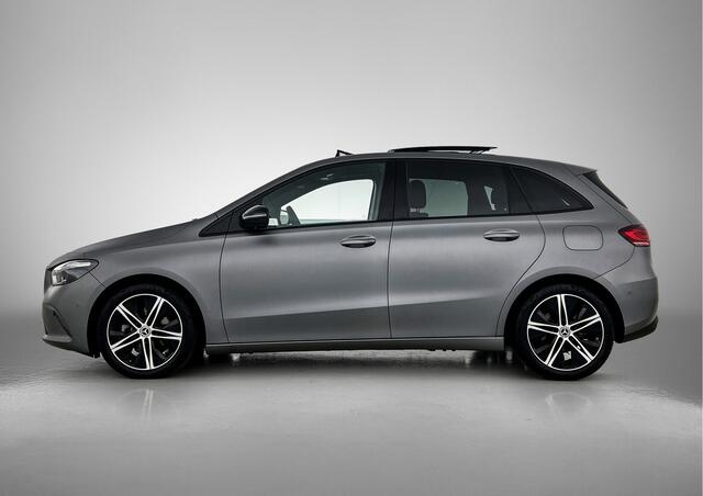 Mercedes-Benz B-KLASSE 200 Luxury-Line | Panorama schuif/kanteldak | MultiBeam Led | Night pakket | Apple CarPlay | Thermotronic Climate Control | Parkeer - en Spiegel pakket | Kleur: MANUFAKTUR mountaingrijs magno| Inclusief 24 maanden MB Certified garantie voor Europa.