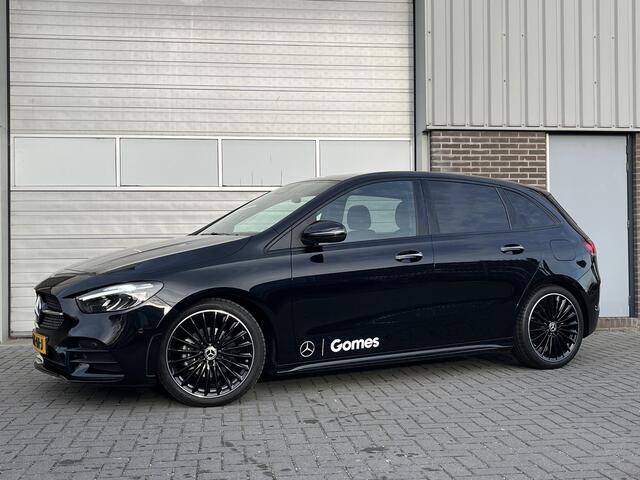 Mercedes-Benz B-KLASSE 180 AMG Line | Night Pakket | Panoramadak | Dodehoekassistent | Advanced Sound System | Augmented Reality voor Navigatie | Sfeerverlichting | Stoelverwarming | Apple CarPlay | Android Auto | Sierdelen Aluminium | Elektrische Achterklep | Achteruitrijcame