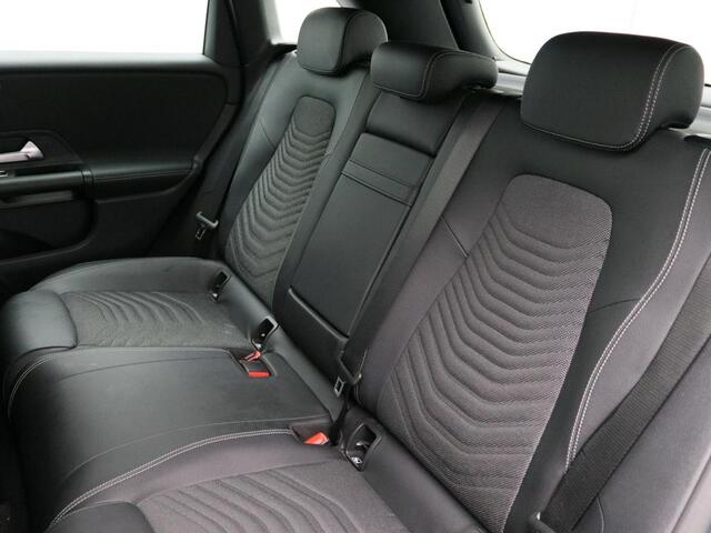 Mercedes-Benz B-KLASSE 180 Advantage Trekhaak | Ledkoplampen | Achteruitrijcamera | Easy-Pack Achterklep | Licht- en zicht pakket. Inclusief 24 maanden MB Certified garantie voor Europa.