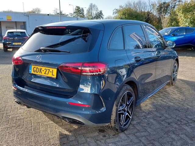 Mercedes-Benz B-KLASSE 250e Plug-In Hybrid AMG-Line | Navi | Apple Carplay | Clima | Cruise | Led Koplampen | Leder+Alcanatra | Stoelverwarming | Sfeerverlichting | Dodehoek+Rijstrooksensor | Privacy Glass | 18'lm