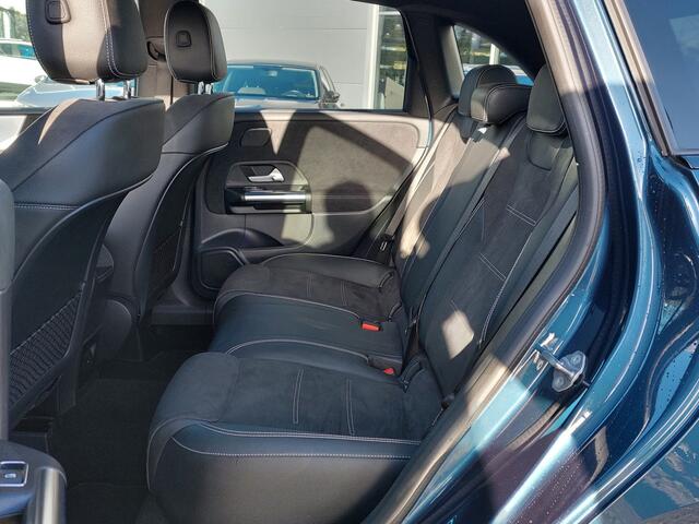 Mercedes-Benz B-KLASSE 250e Plug-In Hybrid AMG-Line | Navi | Apple Carplay | Clima | Cruise | Led Koplampen | Leder+Alcanatra | Stoelverwarming | Sfeerverlichting | Dodehoek+Rijstrooksensor | Privacy Glass | 18'lm