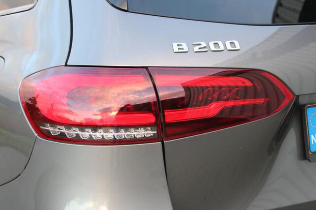 Mercedes-Benz B-KLASSE 200 Premium | Incl. 12 maanden garantie | Adaptieve cruise control | Climate control | Parkeercamera | Navigatie | Stoelverwarming | Trekhaak uitklapbaar | Elektrische kofferbakklep |