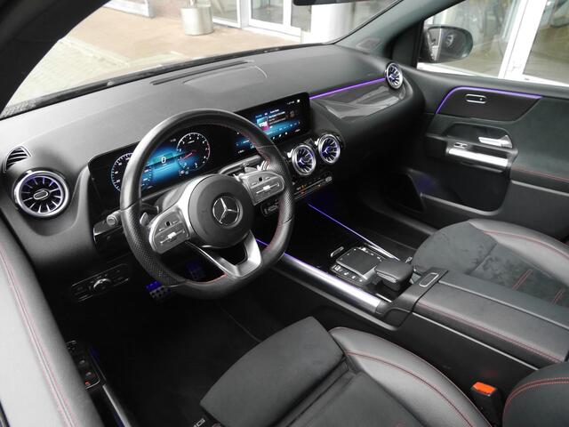 Mercedes-Benz B-KLASSE 200 Business Solution AMG | Automaat | Panorama dak | Achteruitrijcamera | Keyless entry en start | Sfeerverlichting | Led verlichting | AMG styling | 160PK | Stoelverwarming