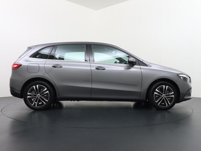 Mercedes-Benz B-KLASSE 250 e Business Solution | Achteruitrijcamera | DAB+ Radio | Distronic Cruise Control | Trekhaak Wegklapbaar | Stoelverwarming Voorin | 17" Lichtmetalen Velgen