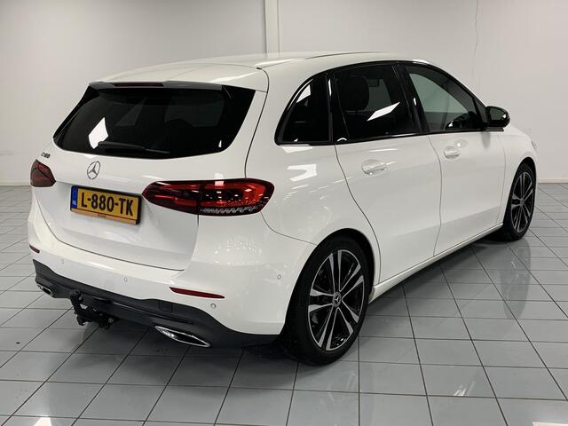 Mercedes-Benz B-KLASSE 180 Premium TREKHAAK | ACHTERUITRIJCAMERA | PARKEERSENSOREN VOOR-EN ACHTER | 18" LICHTMETALEN VELGEN