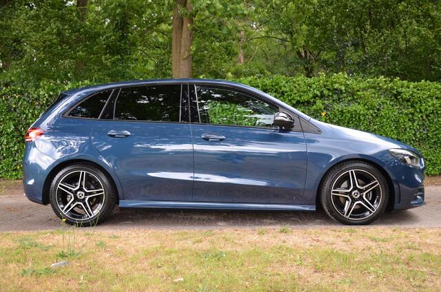 Mercedes-Benz B-KLASSE 180 Business Solution AMG Automaat/Led/Navi/Pdc/Ecc/Panoramadak/Achteruitrijcamera/Stoelverwarming/Cr-Controle/Privacy-Glas/18-Inch Lmv/Trekhaak-Afnb