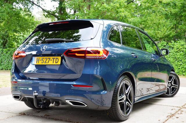 Mercedes-Benz B-KLASSE 180 Business Solution AMG Automaat/Led/Navi/Pdc/Ecc/Panoramadak/Achteruitrijcamera/Stoelverwarming/Cr-Controle/Privacy-Glas/18-Inch Lmv/Trekhaak-Afnb