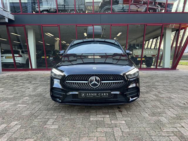 Mercedes-Benz B-KLASSE 180 AMG Line | Pano | ACC | Sfeerverlichting | Stoelverwarming |