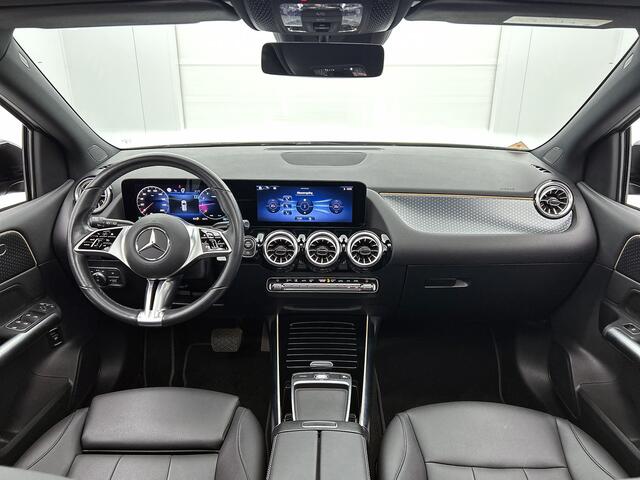 Mercedes-Benz B-KLASSE 180 Luxury Line | Trekhaak | Panoramadak | Achteruitrijcamera | Sfeerverlichting | Inclusief 24 maanden MB Certified garantie voor Europa.