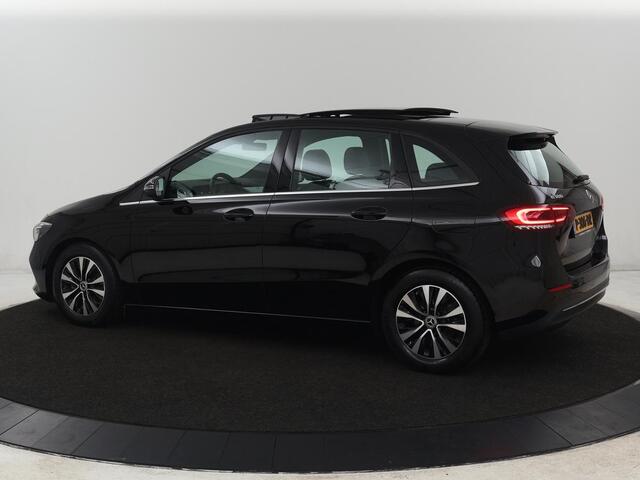 Mercedes-Benz B-KLASSE 180 Business Solution | Panoramadak | Stoelverwarming | Carplay | Camera | Half leder | Navigatie | Park Assist | Keyless | Widescreen | Full LED
