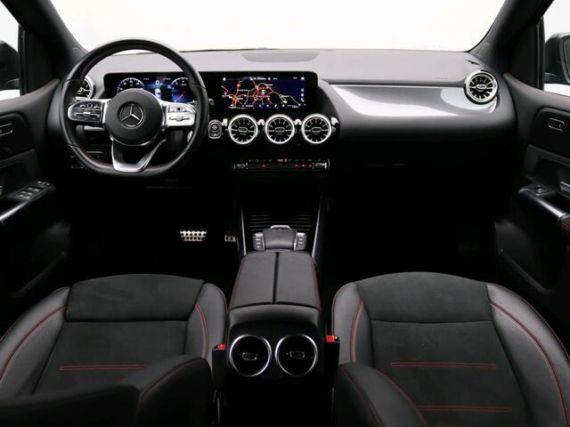 Mercedes-Benz B-KLASSE 180 AMG Automaat AMG | Night Pakket | Ledkoplampen | Achteruitrijcamera | Sfeerverlichting | Stoelverwarming voor. Inclusief 24 maanden Mercedes-Benz Certified garantie voor Europa.
