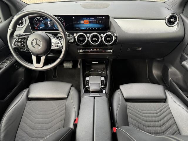Mercedes-Benz B-KLASSE 180 Business Solution Automaat / Dealer Onderhouden / 1e Eigenaar / Trekhaak / Navigatie / Stoelverwarming / Climate Control /