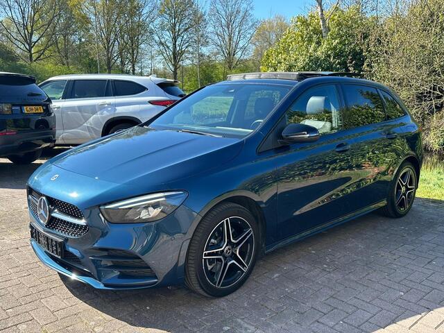 Mercedes-Benz B-KLASSE 250 e AMG Line | Plug-in Hybride | Camera | Panoramadak | Elektrische achterklep | Getint glas | Half Lederen bekleding |