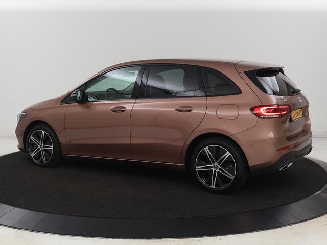 Mercedes-Benz B-KLASSE 250e Urban Night | SOH 92% | Adaptive cruise | Stoelverwarming | Camera | Carplay | Sfeerverlichting | Half leder | Full LED | Widescreen | Park Assist | Navigatie | PHEV | Plug In