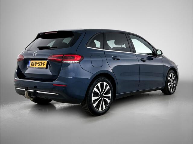 Mercedes-Benz B-KLASSE 250 e Plug-In Hybride Trekhaak | Ledkoplampen | Apple CarPlay | Parkeerpakket met achteruitrijcamera | Stoelverwarming. Inclusief 24 maanden MB Certified garantie voor Europa.