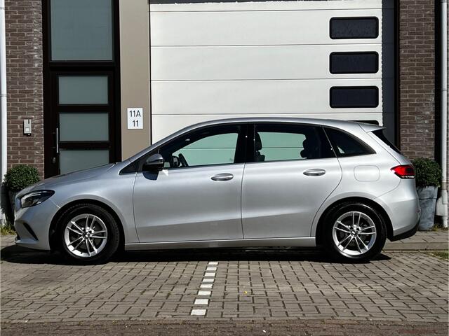 Mercedes-Benz B-KLASSE 180 Business Sol Luxury Automaat | Uniek 44000KM! | Navigatie | Camera | Leder Sport Int | Rij - Park Assist | Intellig licht syst | 16"LM Velgen | Mod 2020 | 1e Eigenaar!