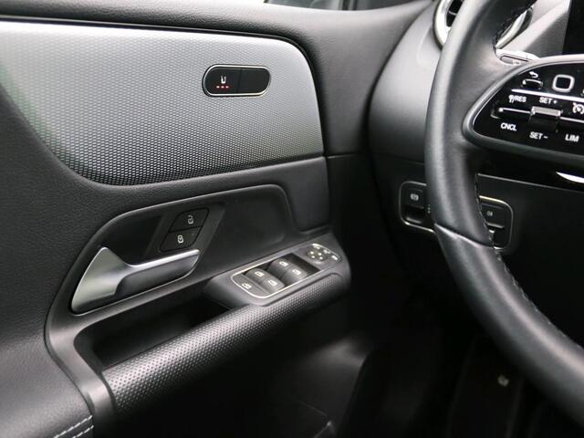 Mercedes-Benz B-KLASSE 180 Business Solution Achteruitrijcamera | Ledkoplampen | Stoelverwarming | Parkeerassistent | Inclusief 24 maanden Mercedes-Benz Certified garantie voor Europa.