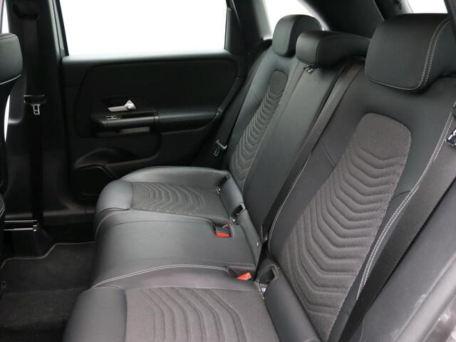 Mercedes-Benz B-KLASSE 180 Business Solution Achteruitrijcamera | Ledkoplampen | Stoelverwarming | Parkeerassistent | Inclusief 24 maanden Mercedes-Benz Certified garantie voor Europa.