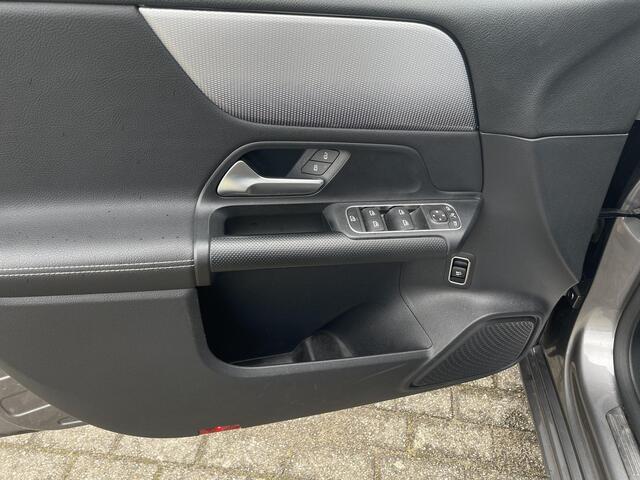 Mercedes-Benz B-KLASSE 180 Advantage | Achteruitrijcamera | Half leder | MBUX | Elektrische achterklep |