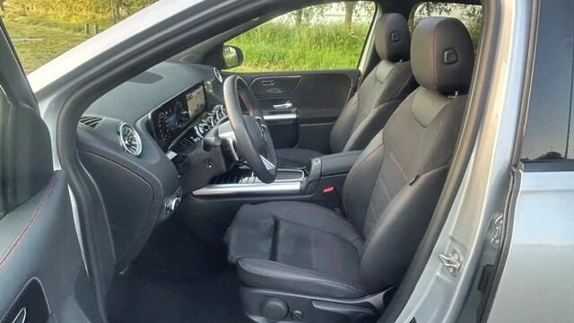 Mercedes-Benz B-KLASSE 250 e AMG Line 7.400KM!! 1e EIGENAAR!! NAVIGATIE PREMIUM, DAB RADIO, STOELVERWARMING, STUURVERWARMING, SFEERVERLICHTING, ELEC. PANORAMADAK, DODEHOEK ASSIST, ELEC. ACHTERKLEP, PARKEERHULP V/A, ACHTERUITRIJCAMERA, LED LICHT, 18"AMG-VELGEN, ENZ. ENZ. FULL OP