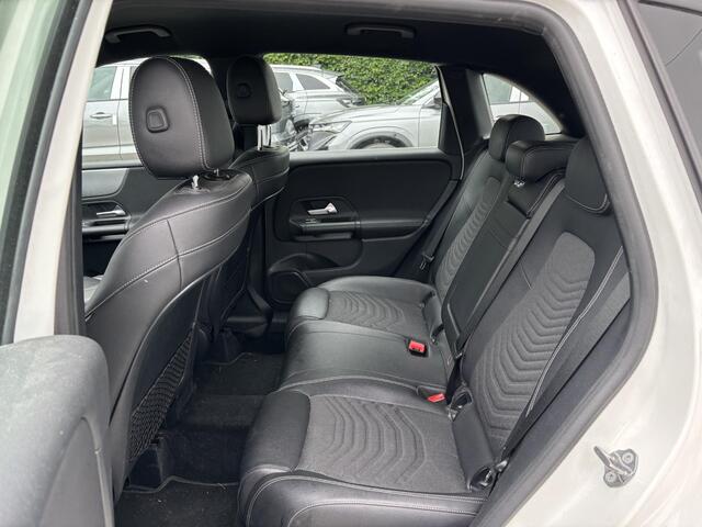 Mercedes-Benz B-KLASSE 180 Business Solution | Sportstoelen | Navigatie | Camera |