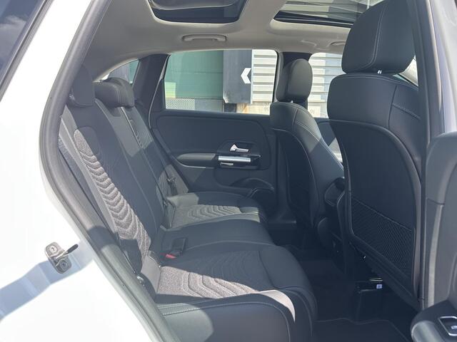 Mercedes-Benz B-KLASSE 250 e Luxury Line | Panoramadak | Trekhaak | Keyless Entry