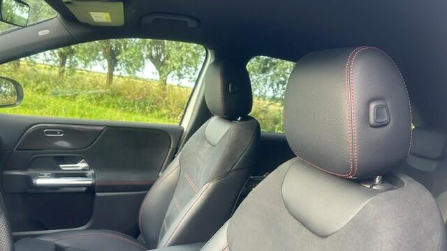 Mercedes-Benz B-KLASSE 200 BUSINESS SOLUTION AMG 29.000KM!! NAVIGATIE PREMIUM, APPLE CARPLAY, STOELVERWARMING, SFEERVERLICHTING, DODEHOEK ASSIST, RIJBAAN ASSIST, ELEC. ACHTERKLEP, PARKEERHULP, ACHTERUITRIJCAMERA, LED-LICHT, 18"AMG-VELGEN, ENZ. ENZ. FULL OPTIONS!!